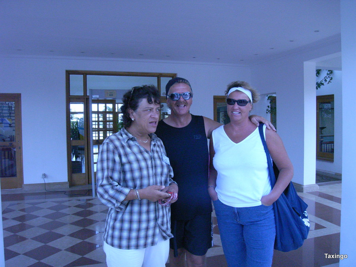 Babsy und Taxingo mit Ursula Wolf die gute Seele des Lahami Bay