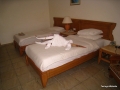 Unser Bett mit Handtuch Figur Krokodil